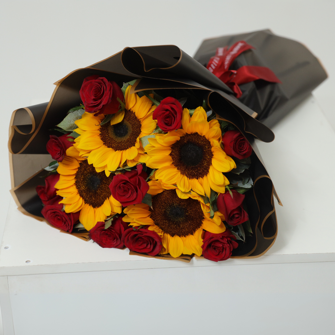 Ramo-de-12-rosas-y-girasoles